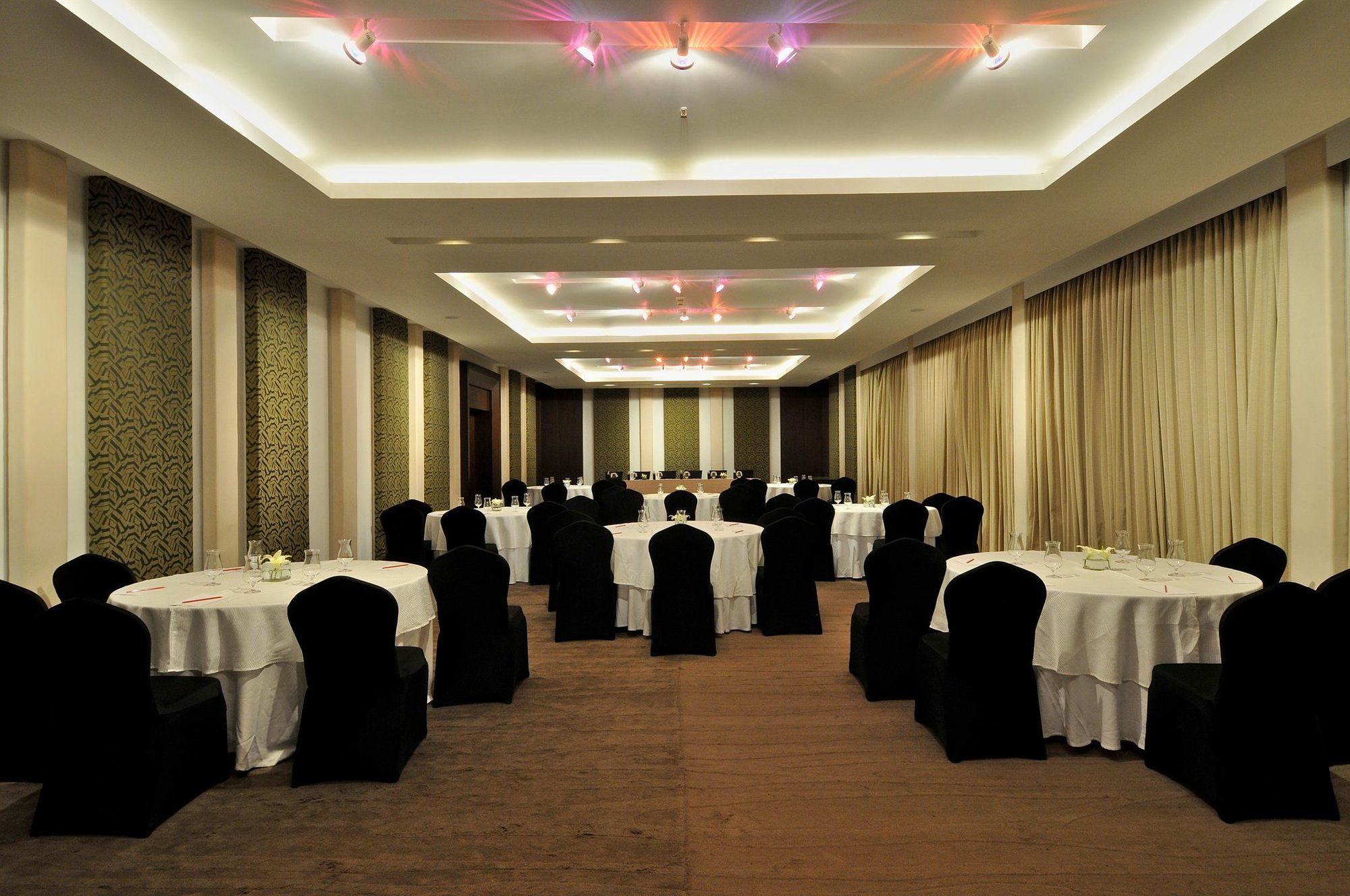 Vivanta Bengaluru Residency Road Restaurant billede